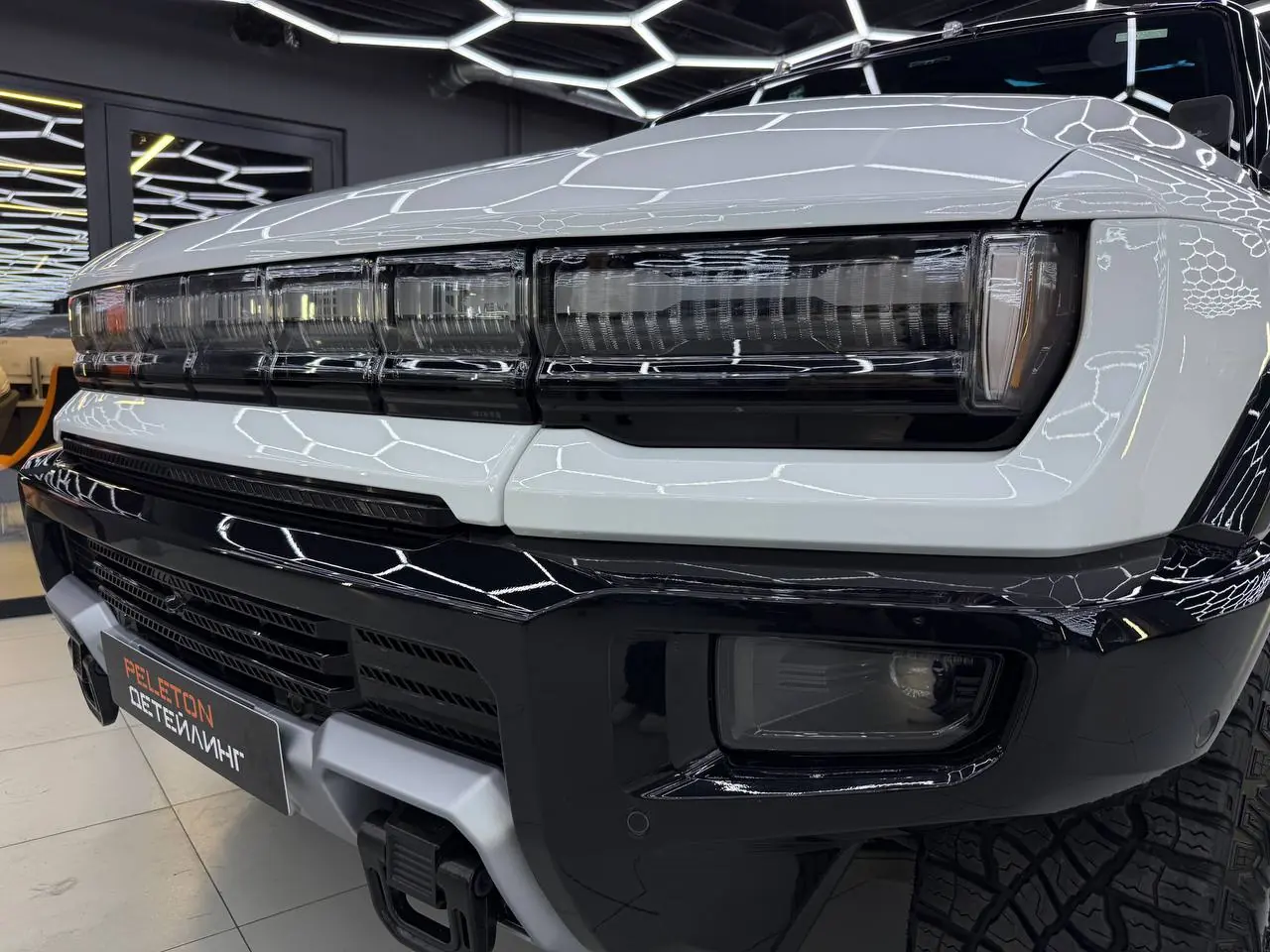 Полная защита GMC Hummer EV: оклейка кузова, черного глянца, лобового и панорамы